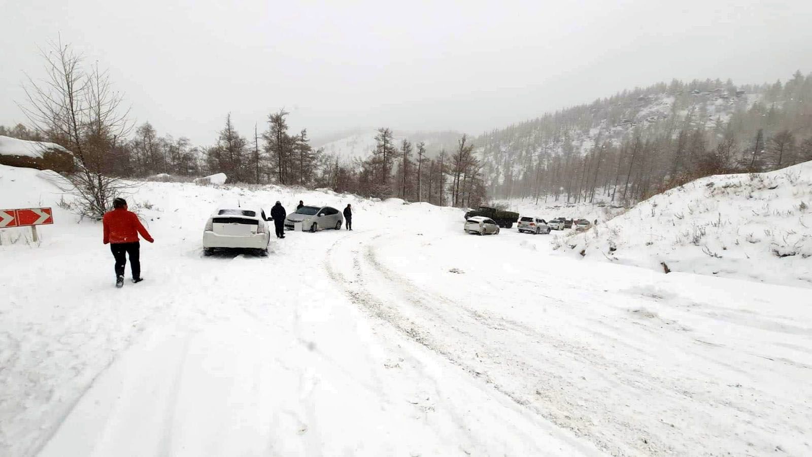 Цасанд боогдсон 37 иргэнийг аварчээ