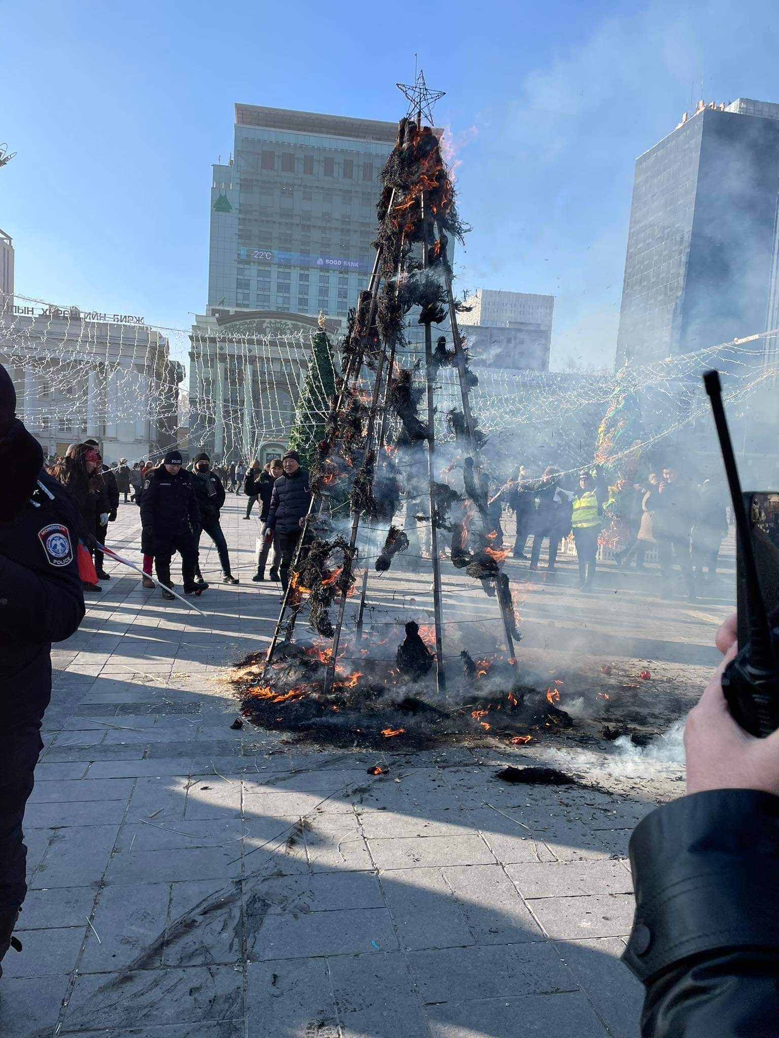 Жагсаалын үеэр нэгэн иргэн гацуур шатаажээ