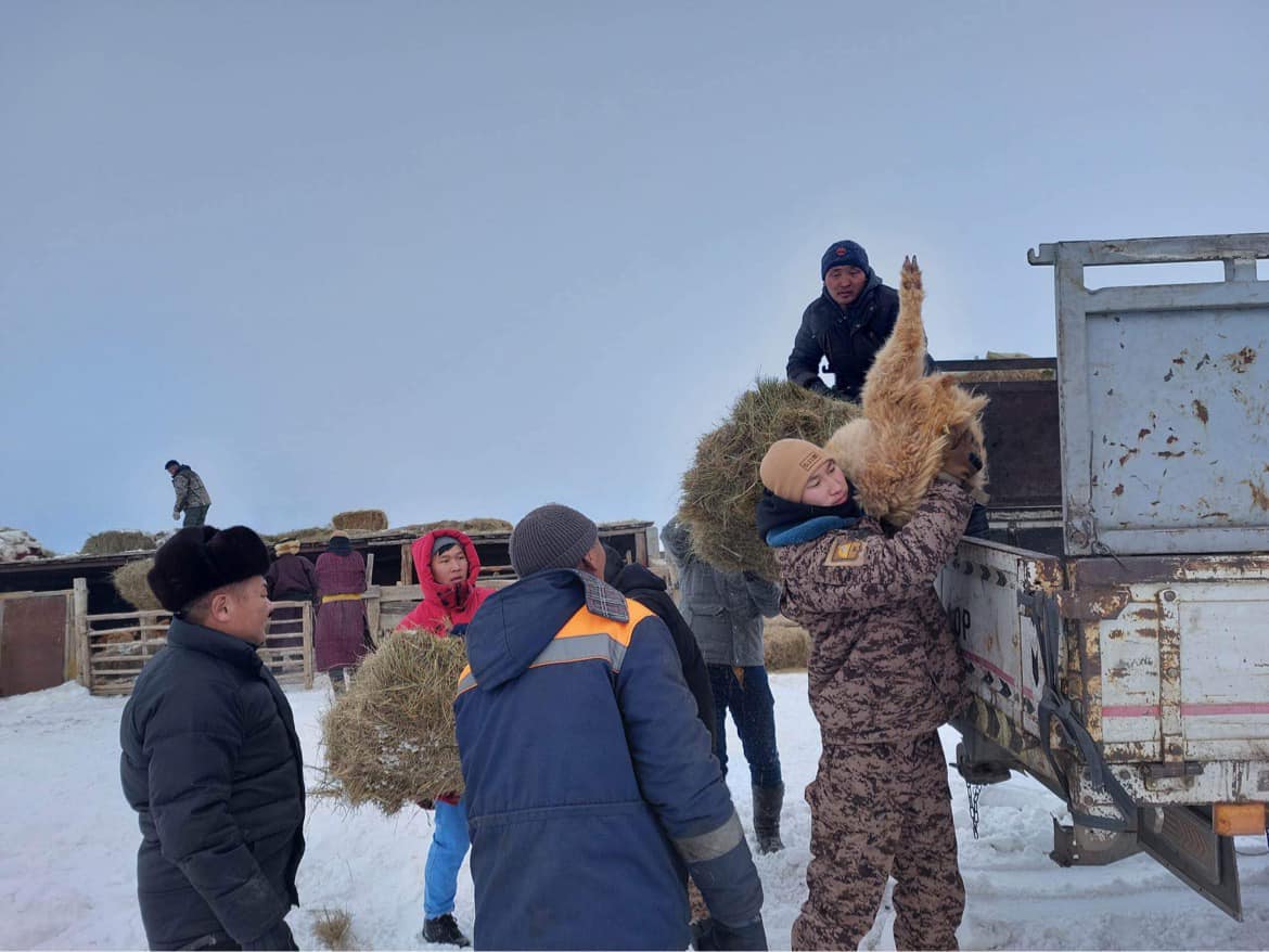 Өвөлжилт хүндэрсэн сумдуудад Зэвсэгт хүчний 327 дугаар анги дэмжлэг үзүүлжээ