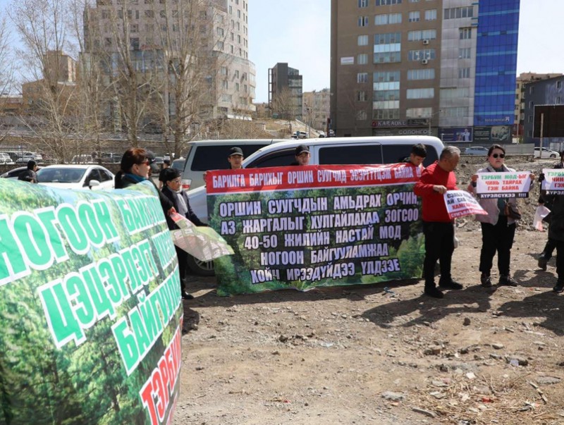 Иргэд ногоон байгууламж сүйтгэж, барилга барихыг эсэргүүцэж байна