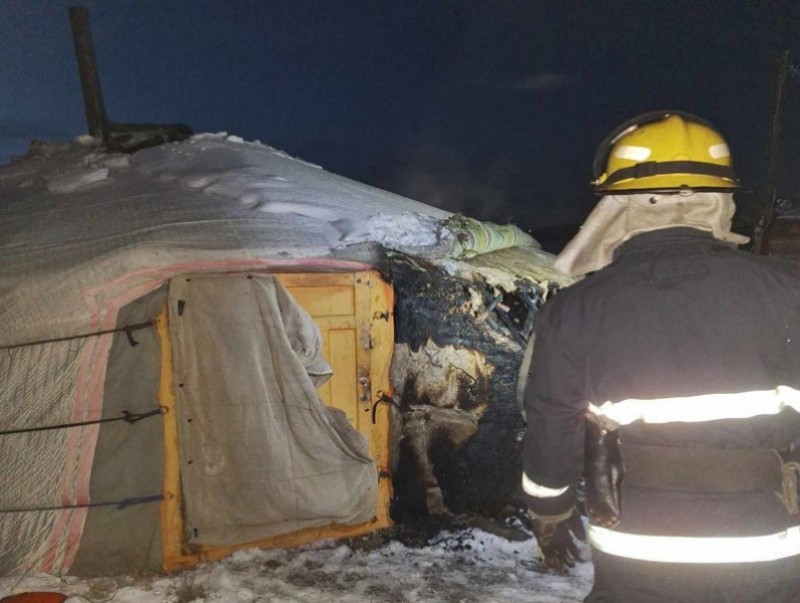 Согтуу залуус биш, 14 настай, эрэгтэй эзгүй гэрийн зүүн хэсгийг гаднаас нь шатаажээ