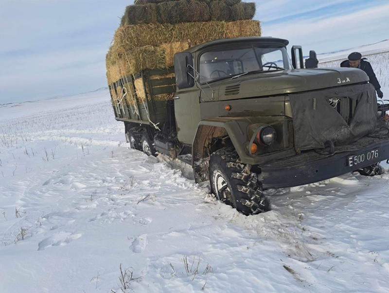 Цэргийн албан хаагчид өвөлжилт хүндэрсэн сумуудад туслахаар явлаа