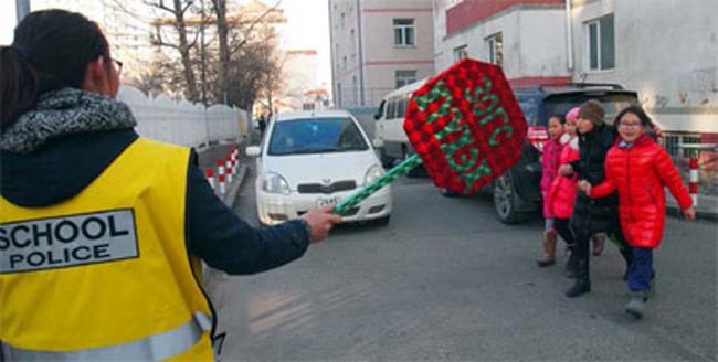 School police-ийн шаардлагыг эсэргүүцэн биед халдсан иргэнийг 100 мянган төгрөгөөр торгожээ