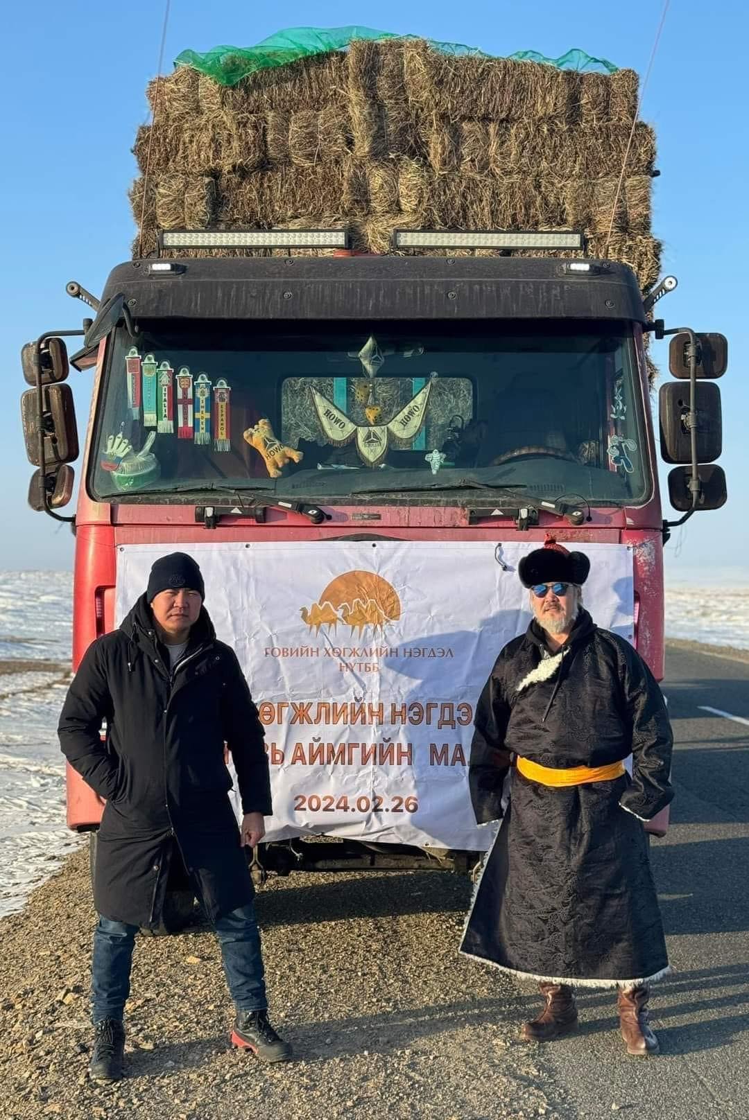 МУГЖ Г.Золбоот, Ньюанс хамтлагийн дуучин Д.Дүйнхэржав нар малчдад туслахаар явжээ