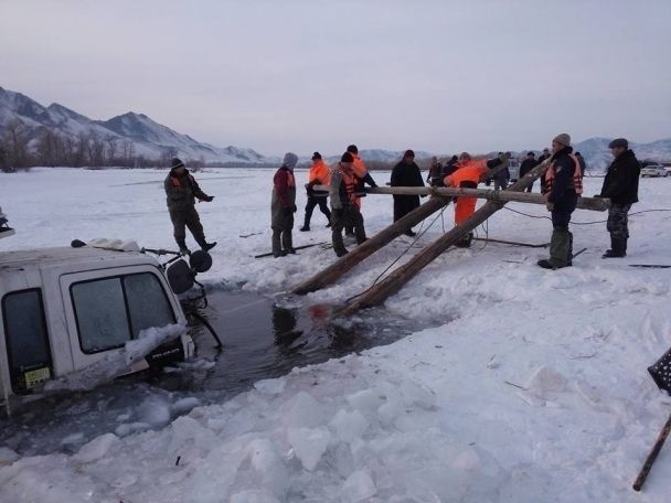 Голын мөс цөмөрч, суудлын машин живснээр нэг иргэн амиа алджээ