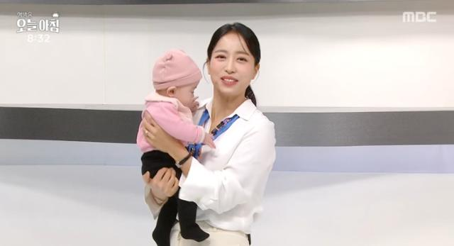 Им Хён Жу "Live Today Morning" нэвтрүүлгээ эхлүүлэхдээ бяцхан охиныхоо хамтаар эхлүүлсэн нь багагүй шуугиан дэгдээв