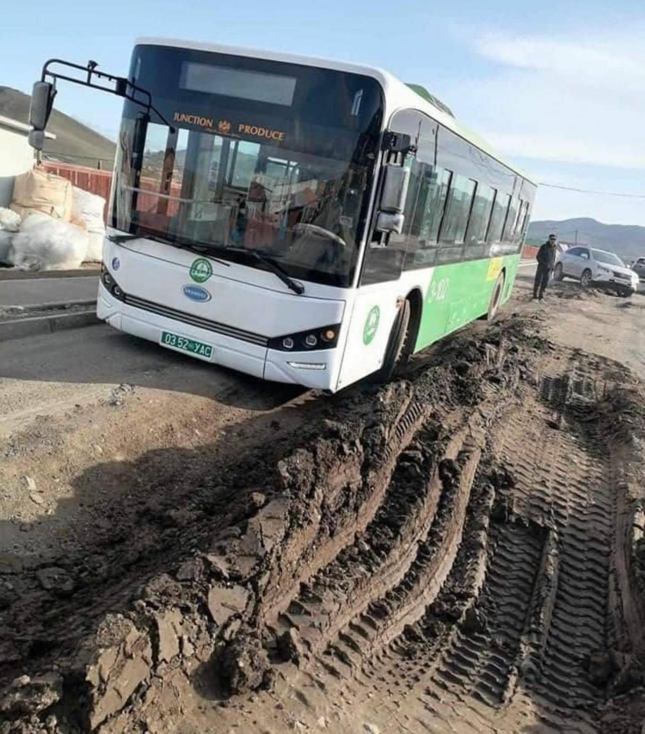 Бэлхийн зам эвдэрч, машин явахад бэрх болжээ