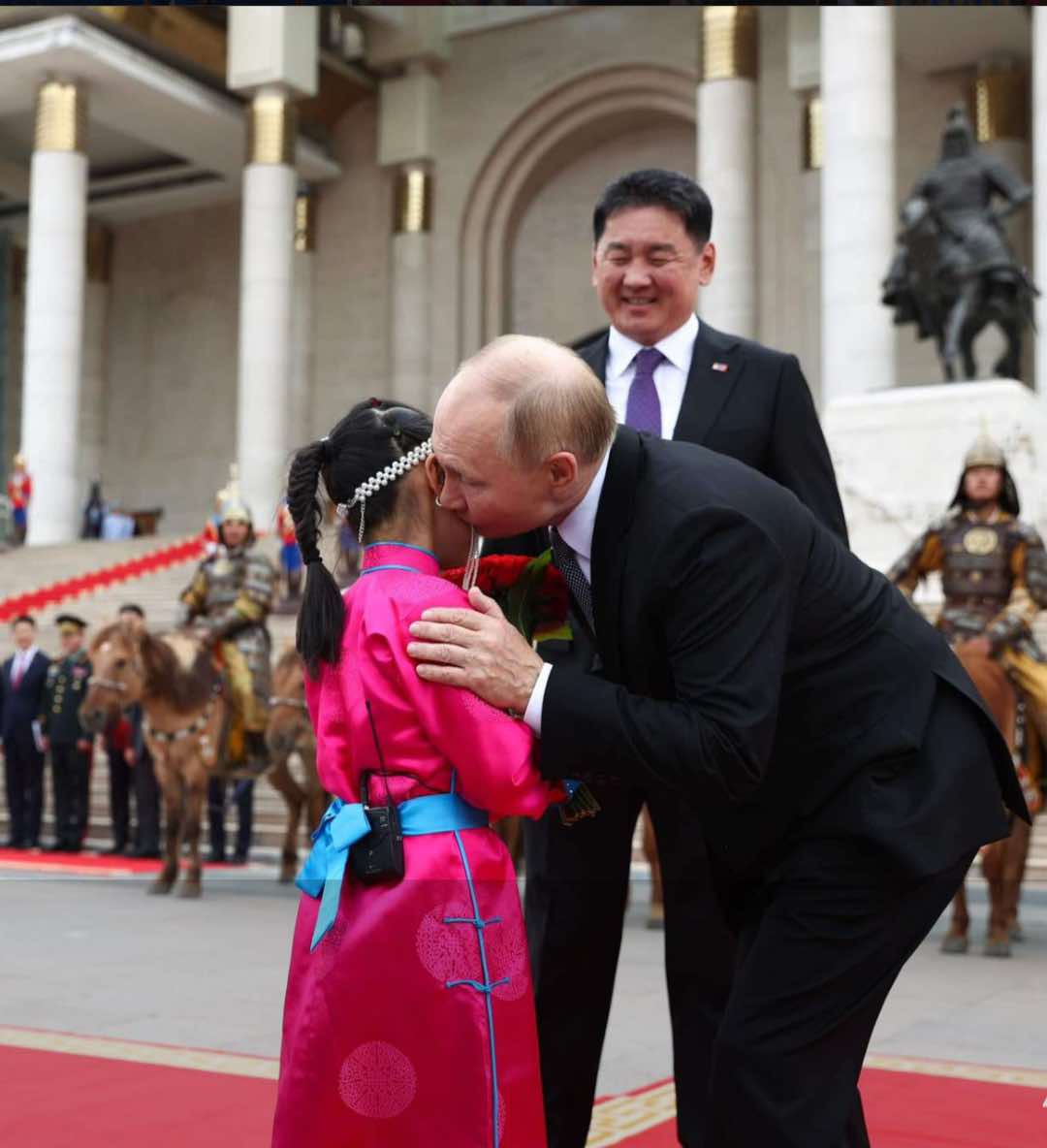 ОХУ-ын Ерөнхийлөгч В.В.Путиныг Төв талбайд албан ёсоор угтан авлаа