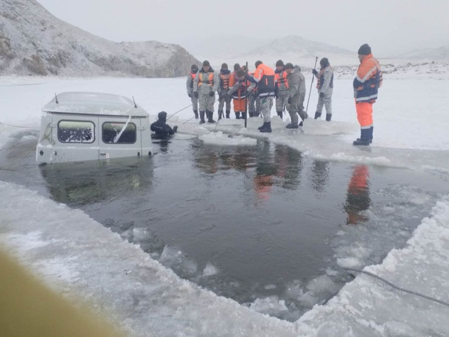 Хөх нуурт живсэн автомашиныг татан гаргажээ