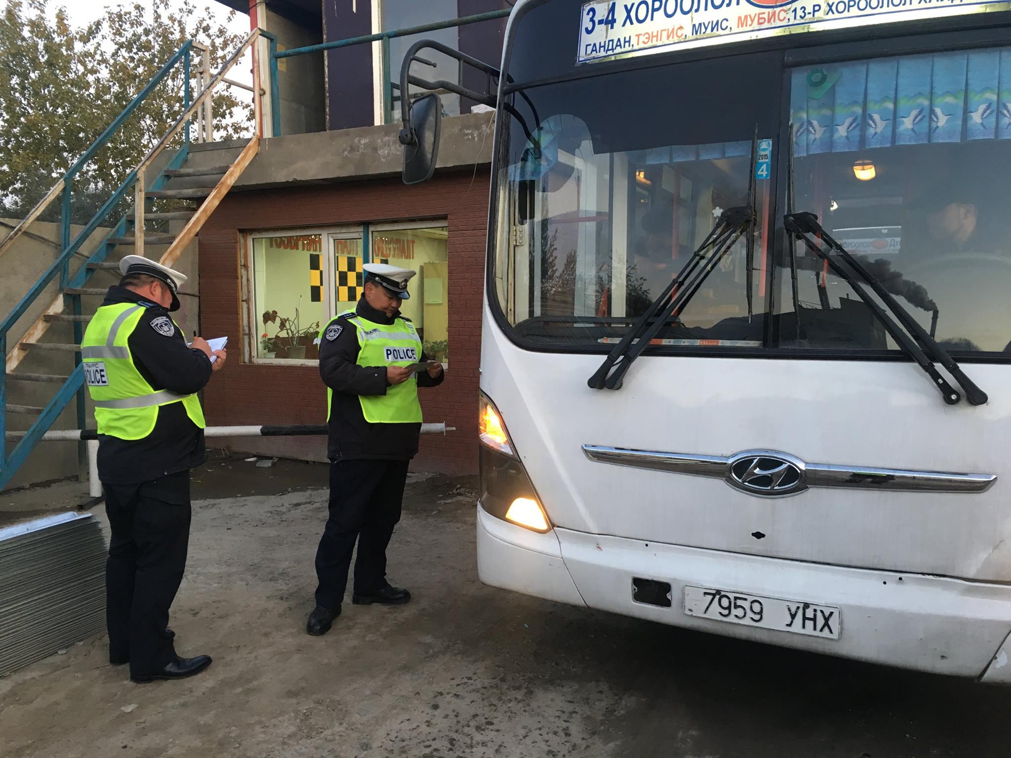 Хүнээ авч яваагүй автобусны жолоочийг торгожээ