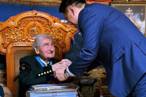 Ерөнхийлөгч У.Хүрэлсүх: Эрдэнэтийн зэсийн ордыг нээсэн Чех геологич, 98 настай Моймир Краутертай хуучилжээ